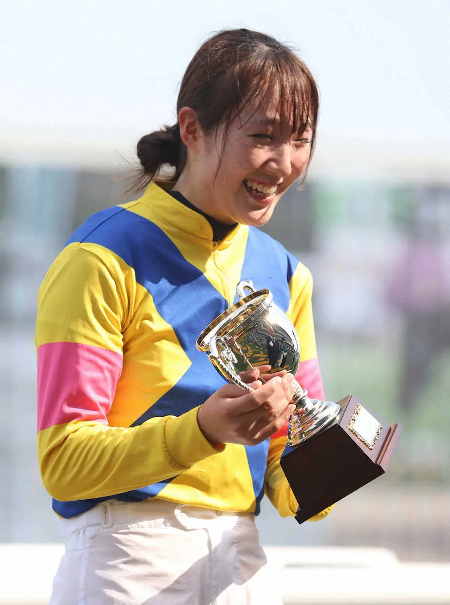 ＜マーメイドS　表彰式で笑顔を見せる永島まなみ騎手（撮影・亀井　直樹）