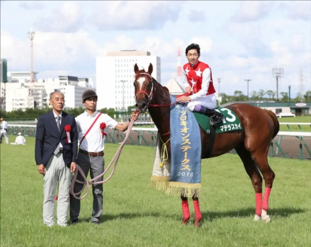 マテラスカイでレースを制し森秀行調教師（左）らと口取り式に臨む武豊騎手