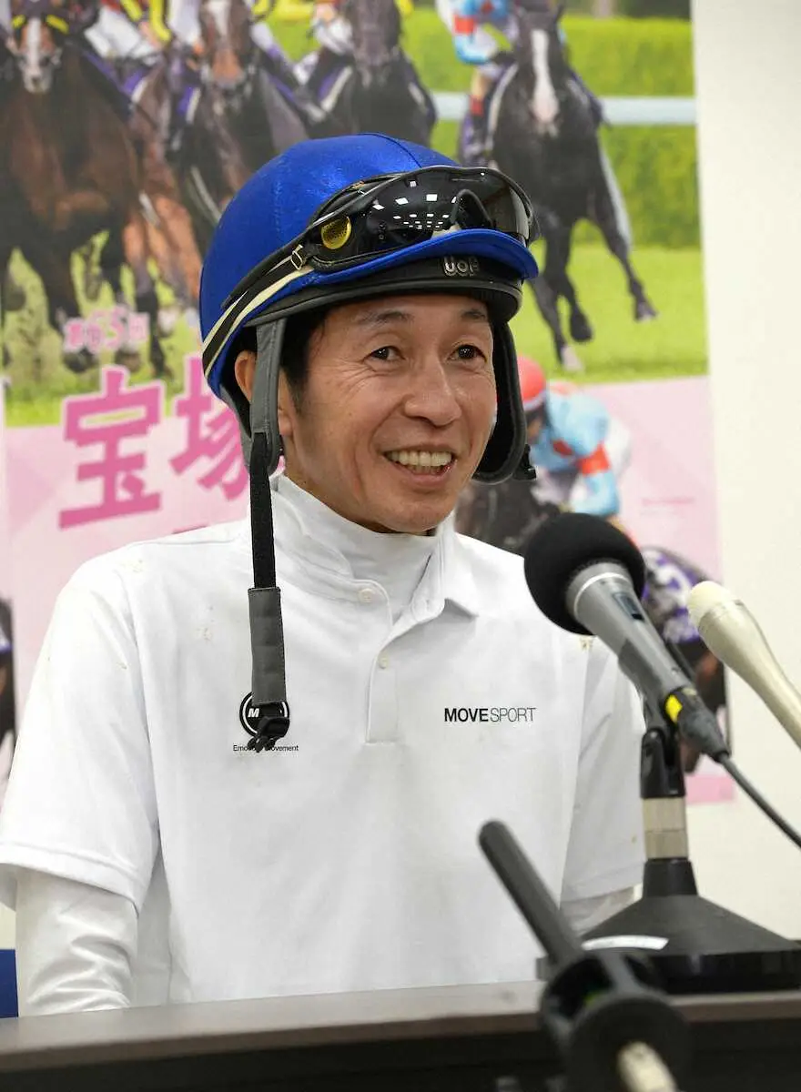 函館競馬場で宝塚記念の意気込みをにこやかに語る武豊騎手（撮影・千葉　茂）