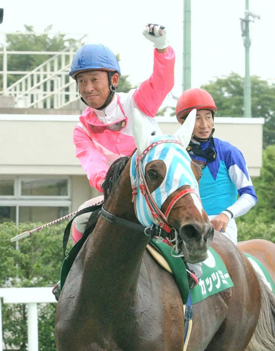 02年ラジオたんぱ賞を制し、カッツミーの馬上でガッツポーズを決める内田利雄騎手