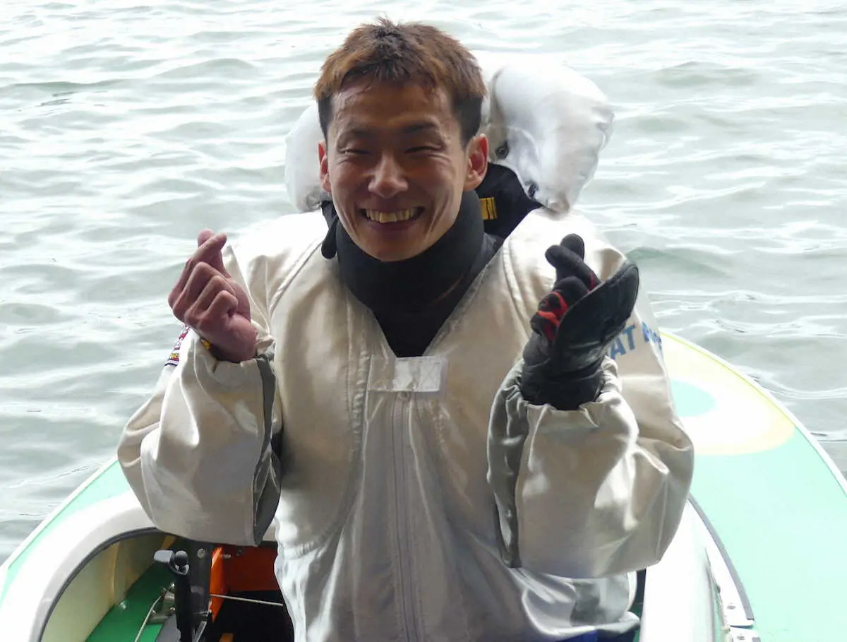 尼崎SGグランドチャンピオンを優勝し、両手でキュンですポーズの土屋智則
