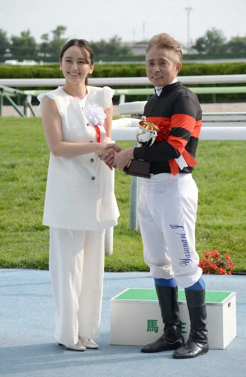 ＜函館記念＞プレゼンターの岡田結実と握手の岩田康誠騎手　（撮影・千葉　茂）　　　