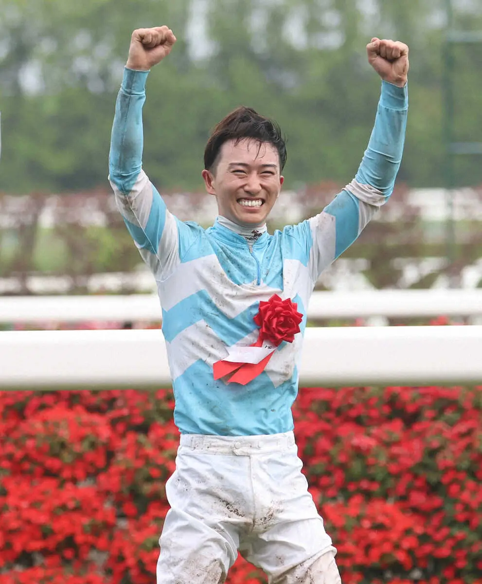 宝塚記念を制覇し声援に応える菅原明良騎手（撮影・亀井　直樹）