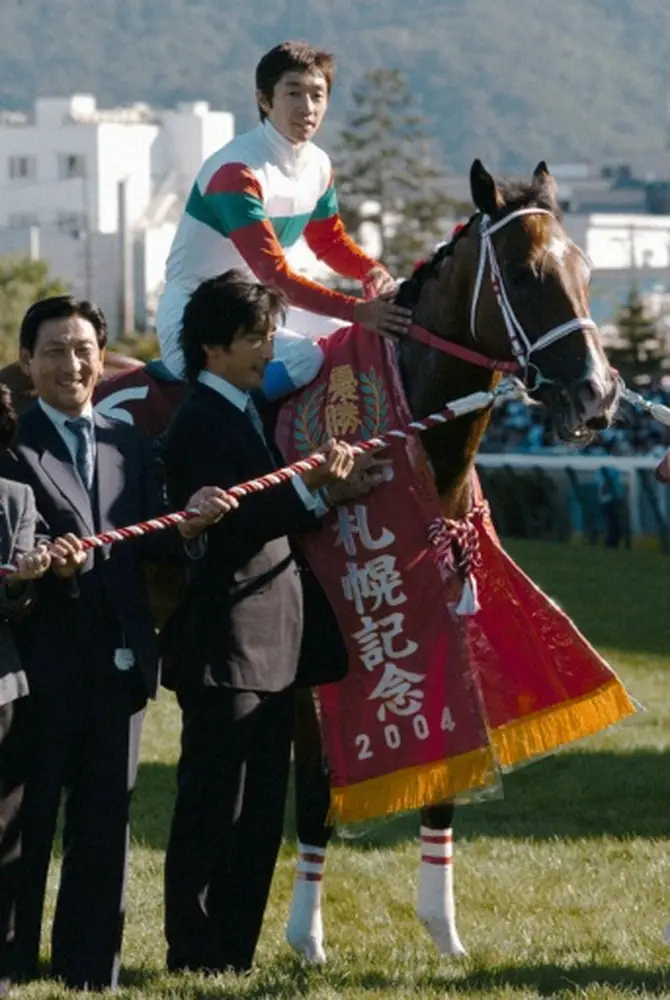「第40回札幌記念」を制したファインモーション　口取り式で笑顔の武豊