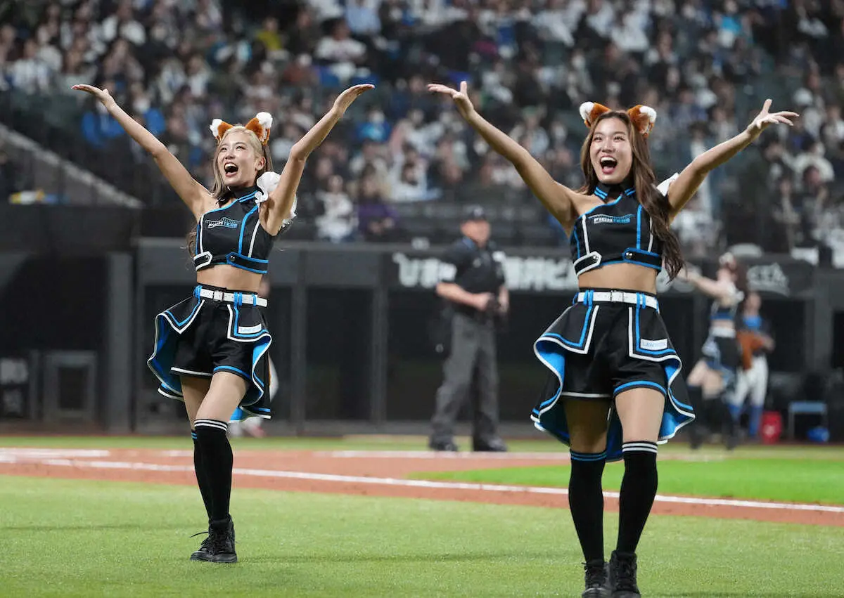 きつねダンスを踊るファイターズガール