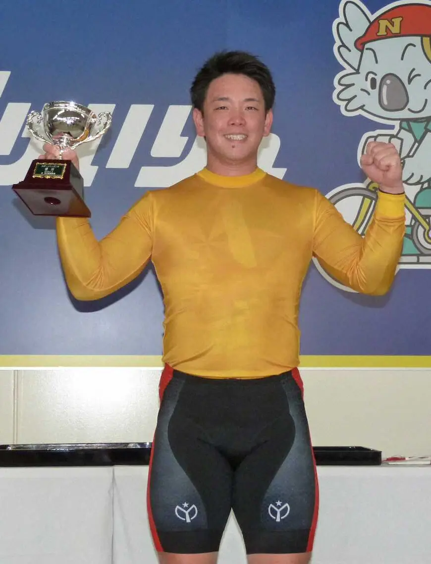 スポニチ杯を手に喜ぶ池野健太