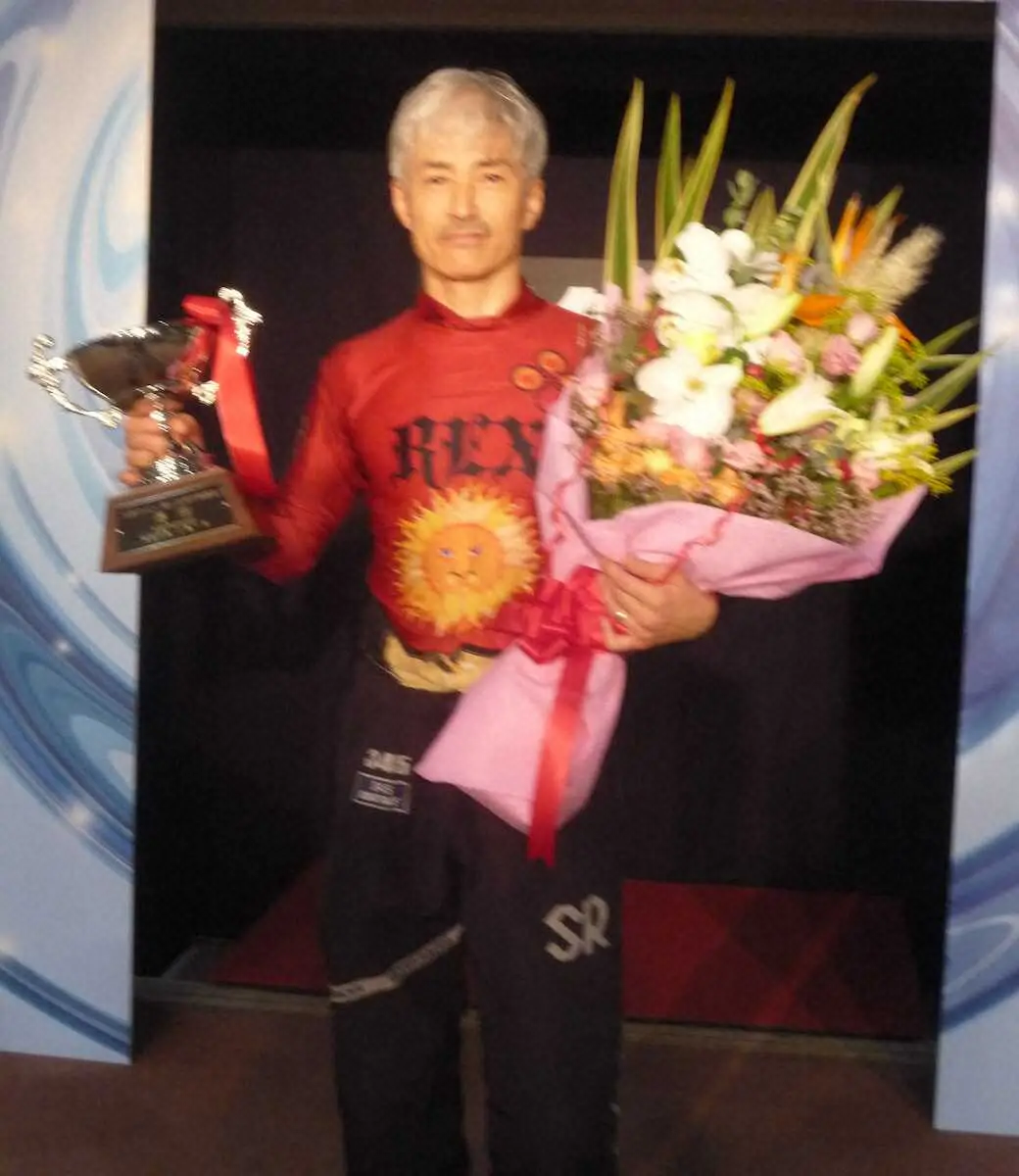 摂河泉を制して笑顔の松井繁