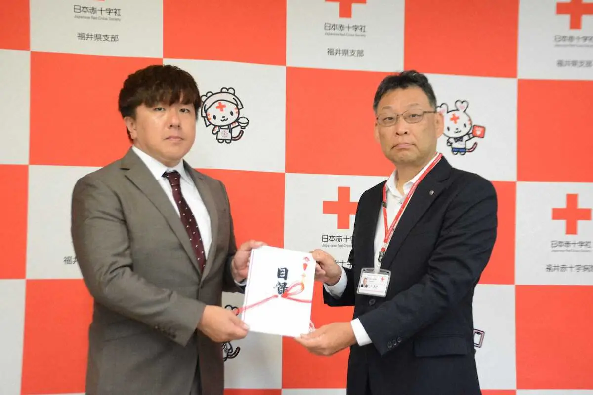 目録を手渡す鷲田幸司支部長（左）と、日本赤十字社・戸田勝徳事務局長