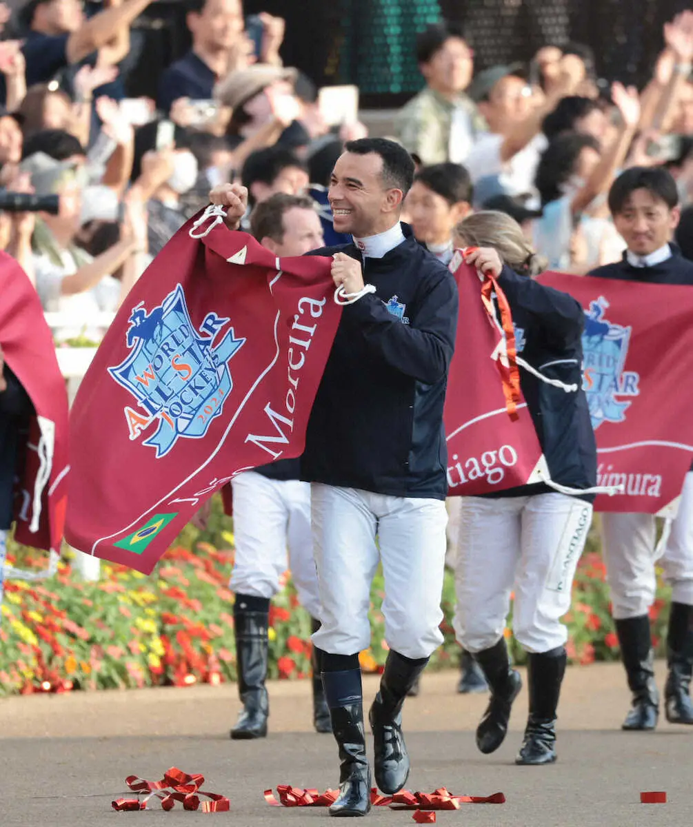 ＜WASJ表彰式＞日本のファンの歓声にこたえるモレイラ（撮影・坂田　高浩）