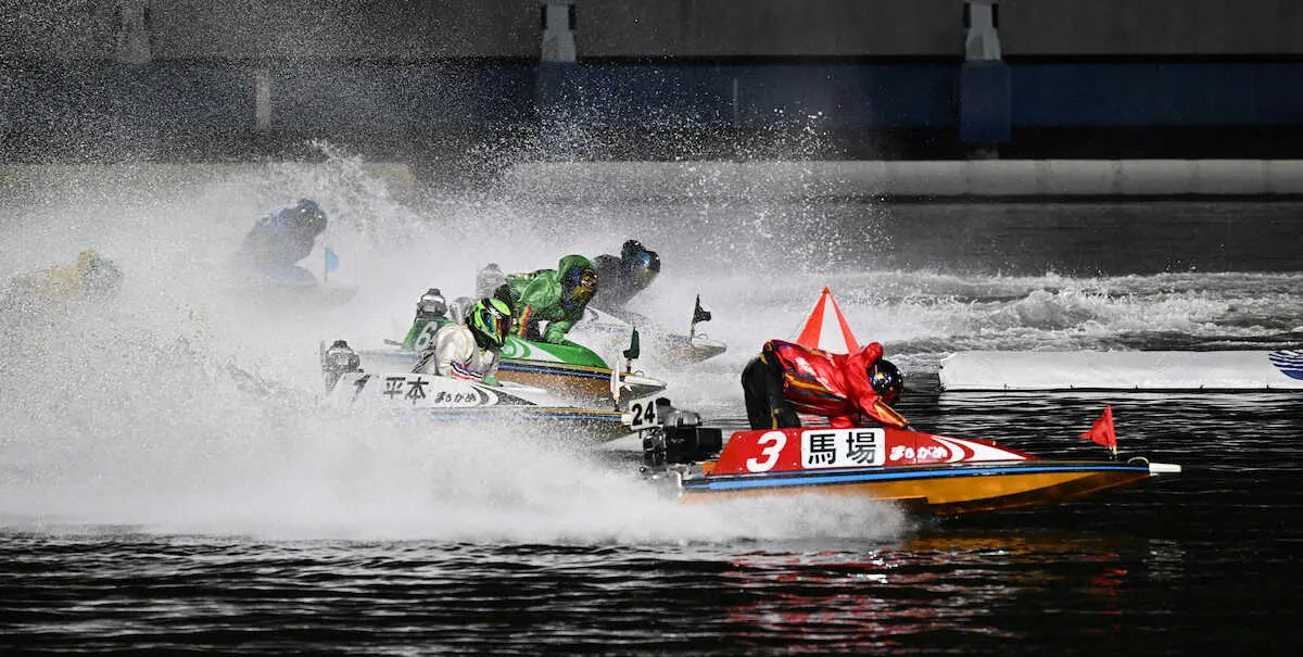 1周目2マークをトップで回る馬場貴也。2着は平本真之、3着は桐生順平