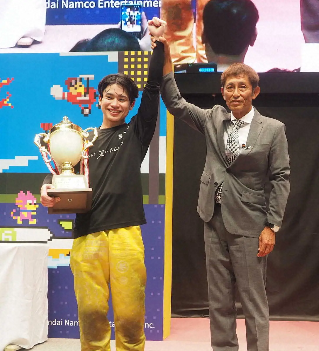 レジェンド今村豊氏から祝福されて笑顔の藤原碧生（左）　　　　