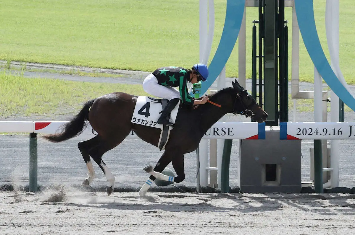 ＜中京競馬　1R・2歳未勝利＞スタートから先頭に立ち、独走で勝利した角田騎乗のヴァカンツァ（撮影・椎名　航）