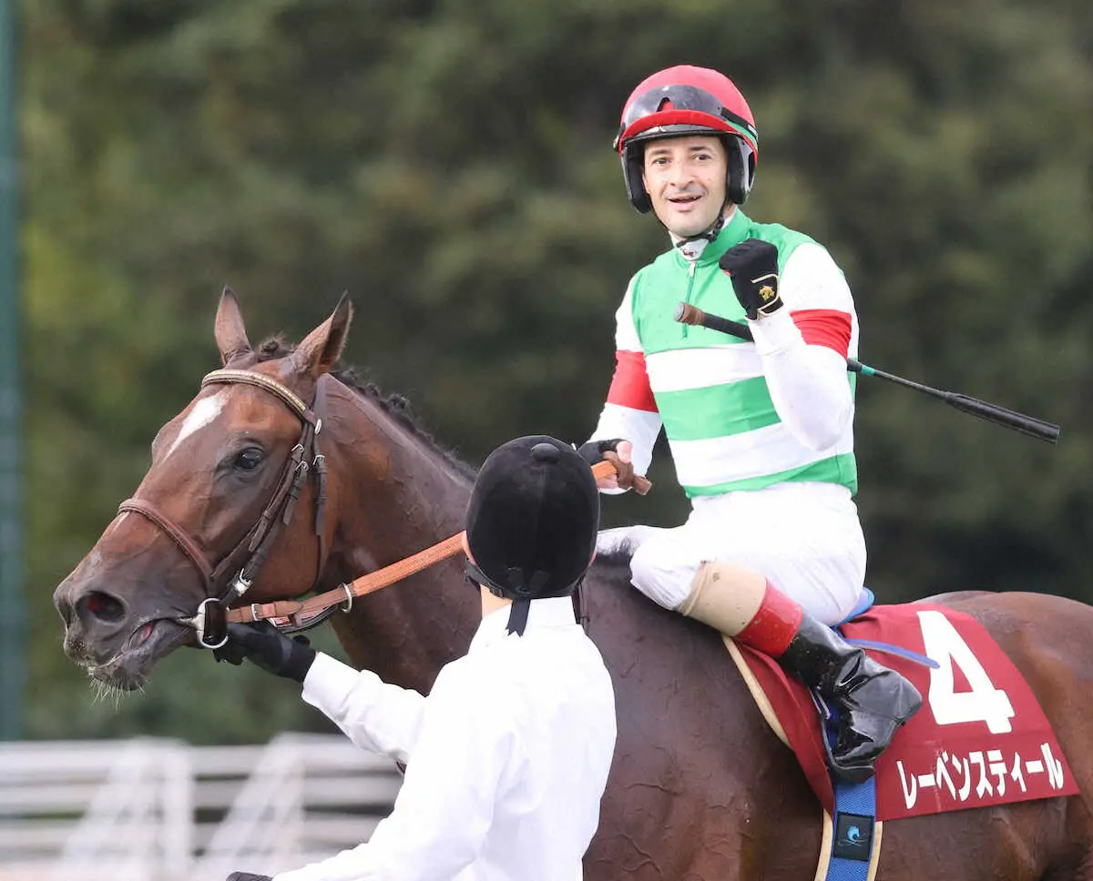 ＜中山11R・オールカマー＞レーベンスティールでレースを制しガッツポーズのルメール（撮影・村上　大輔）
