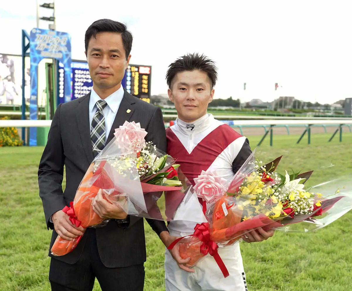＜中山11RスプリンターズS＞ルガルでレースを制しG1初制覇の西村淳（右）と管理する杉山晴師（撮影・郡司　修）