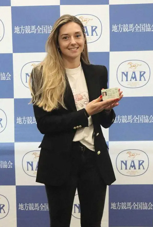 短期騎手免許を手に笑顔のミカエル・ミシェル（地方競馬全国協会提供）