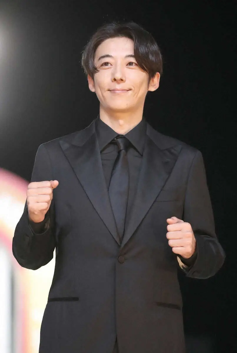 ＜ジャパンダートクラシック＞トークショーでポーズをとる高橋一生（撮影・村上　大輔）