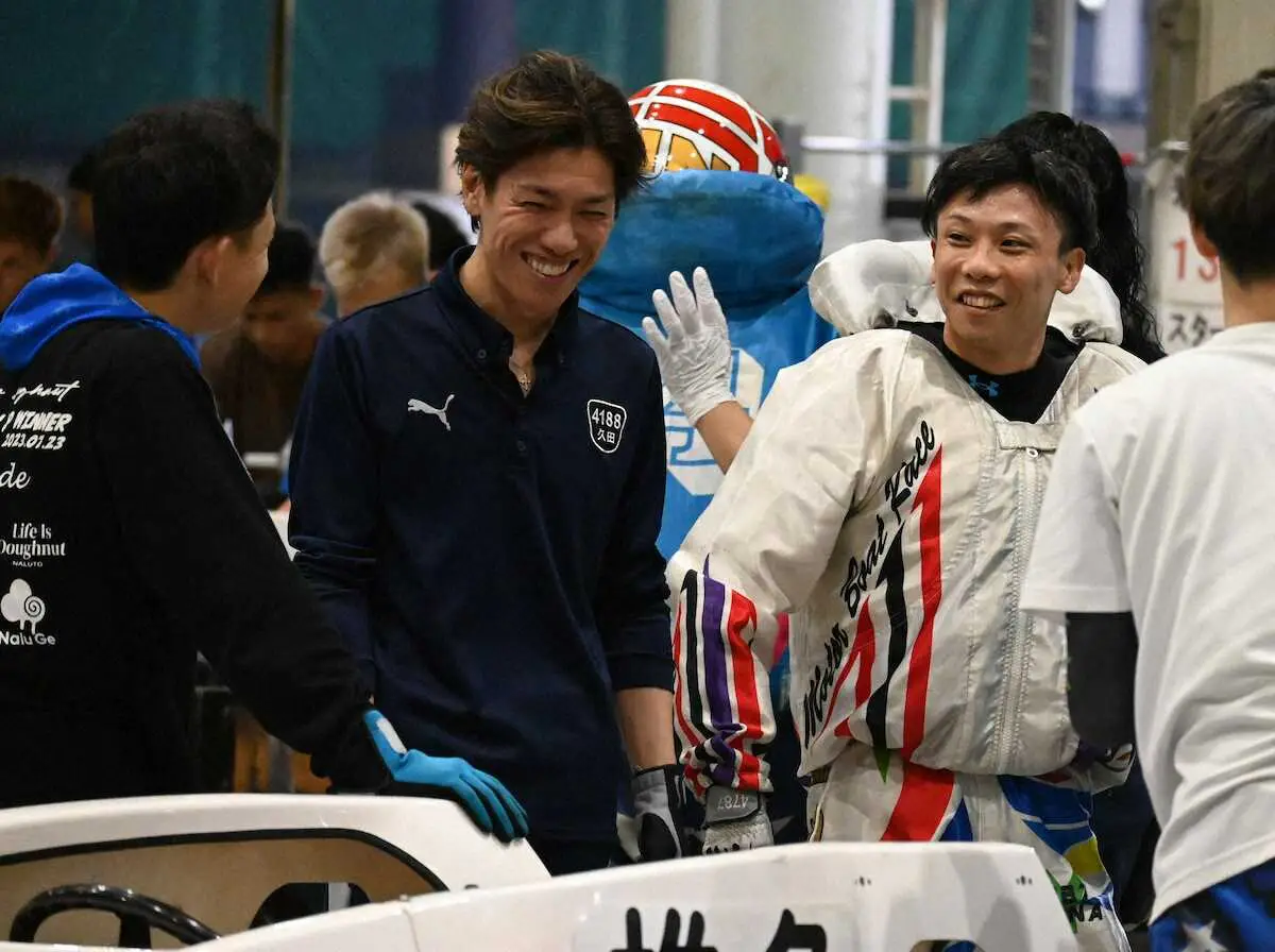 ただ一人となる初日連勝を決めた椎名豊（右）