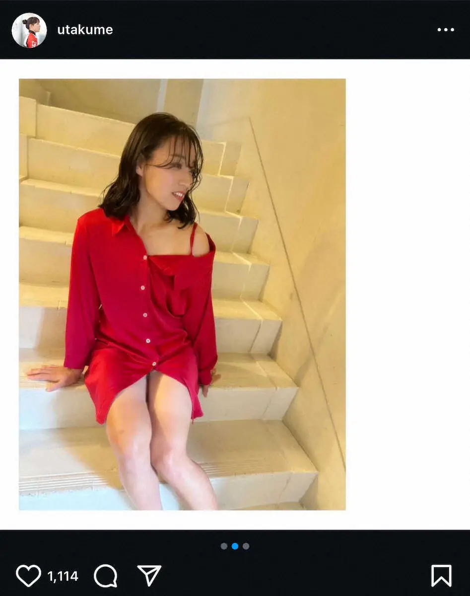 競輪選手とは思えない妖艶な肩出し赤のロングYシャツ姿。久米詩のインスタグラムから（@utakume) 。