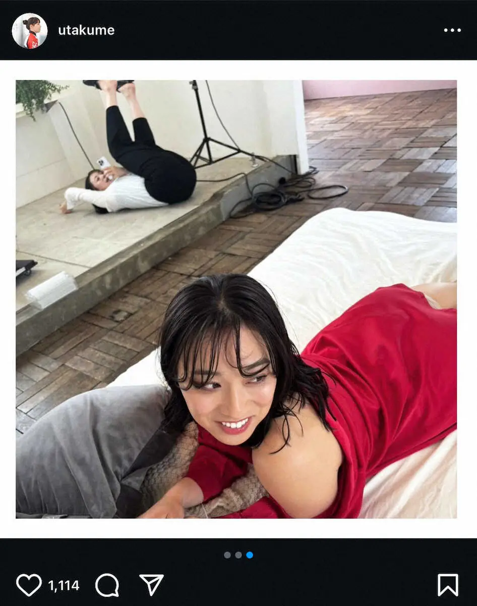 妖艶な寝転びショットも後ろで携帯をいじる児玉碧衣。久米詩のインスタグラムから（@utakume) 。