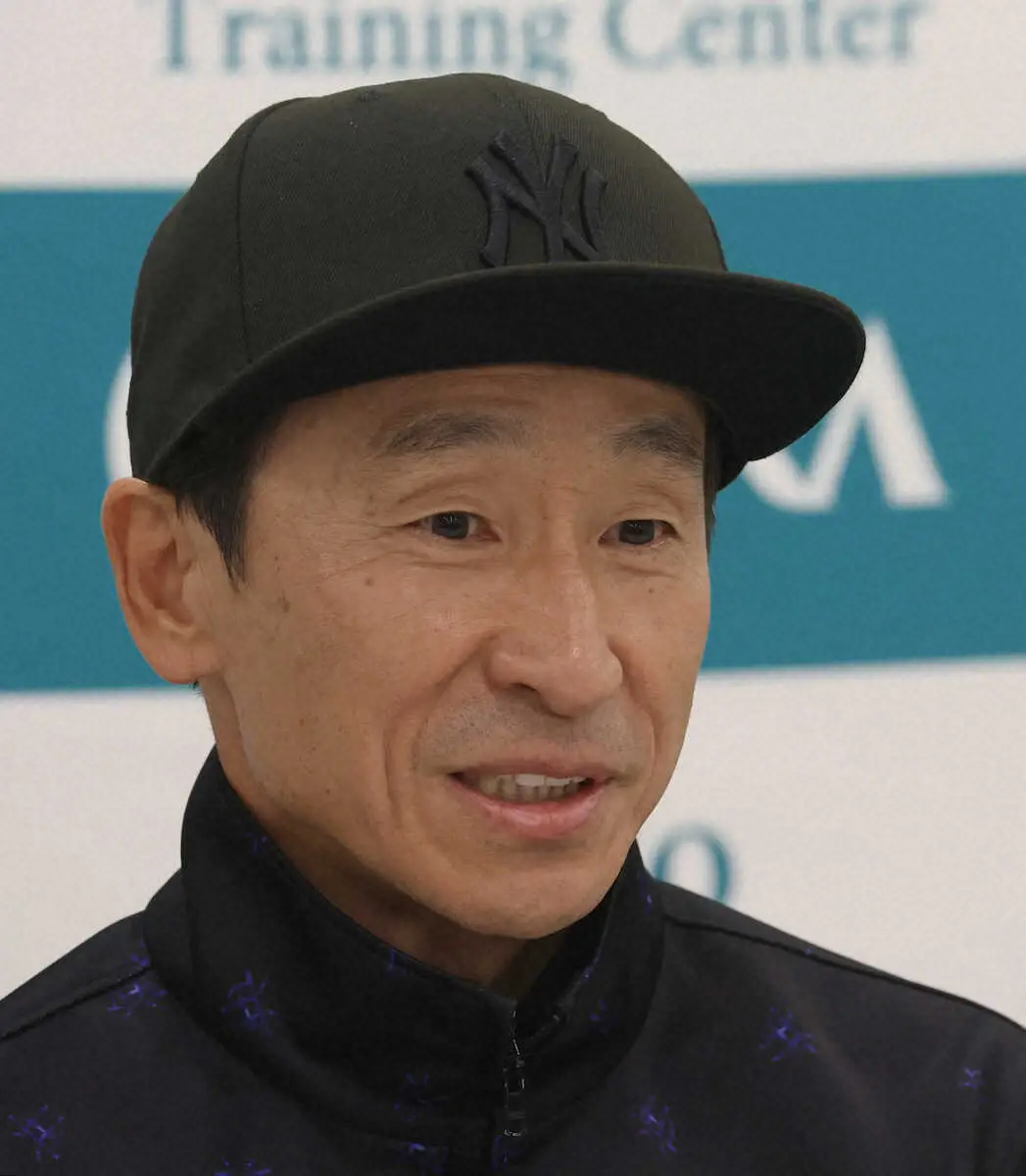 会見に応じる横山典弘騎手