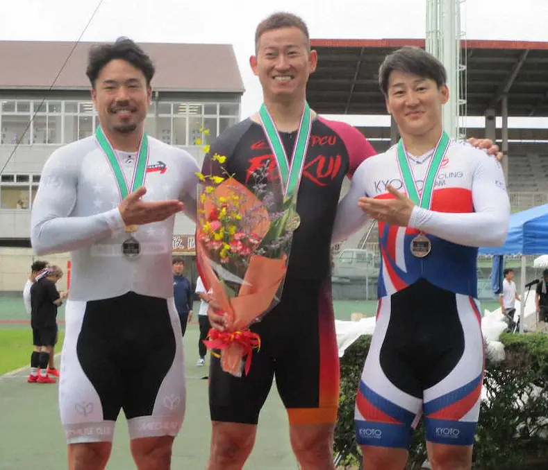 ケイリンを優勝した脇本雄太（中）、2着の古性優作（左）、3着の山田久徳