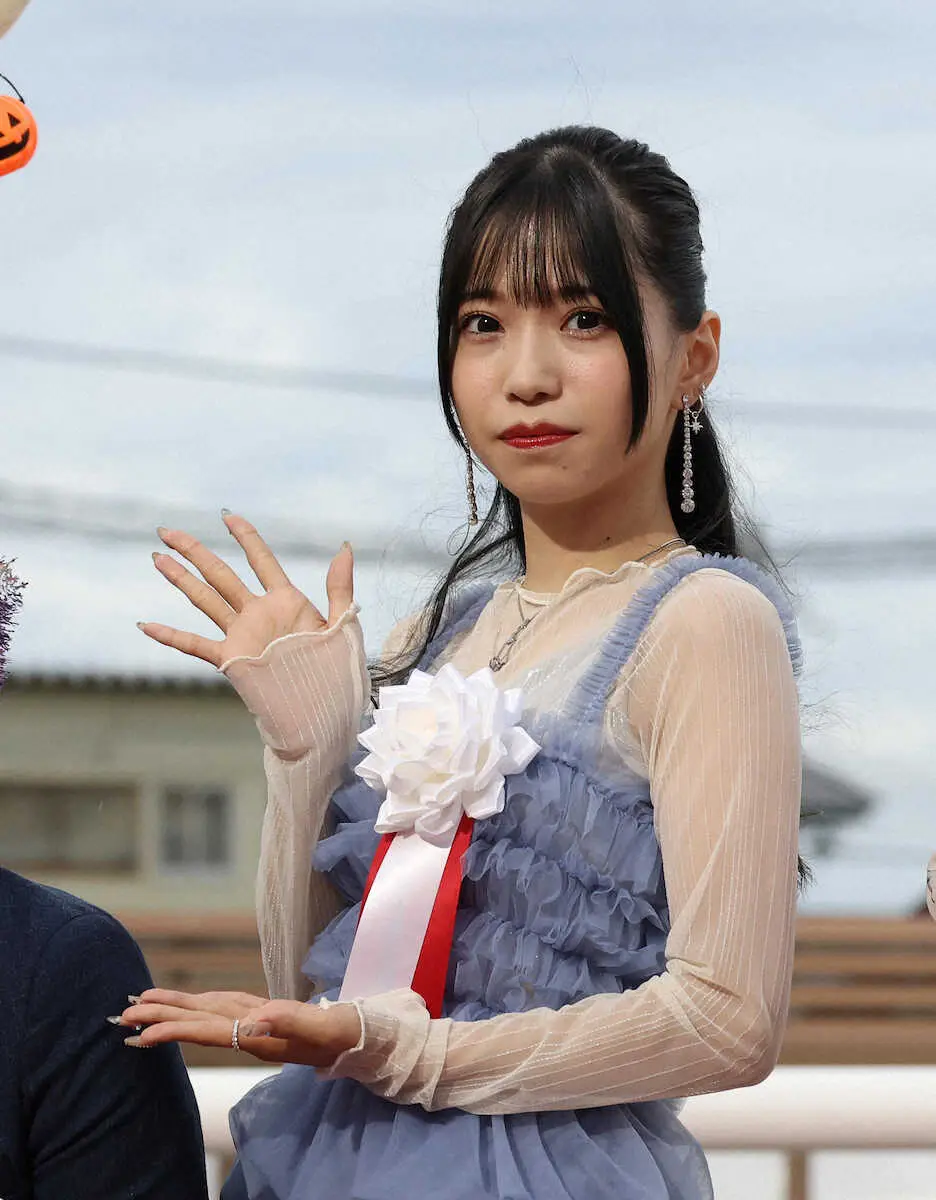 ポーズを決めて記念写真に納まるプレゼンターの亜咲花
