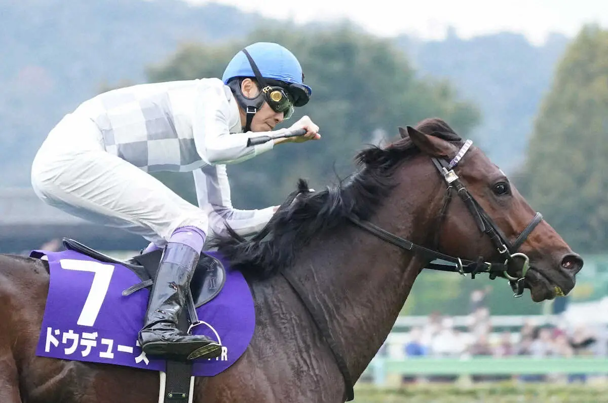 ＜東京11R・天皇賞秋＞レースを制したドウデュースの武豊はガッツポーズ（撮影・村上　大輔）