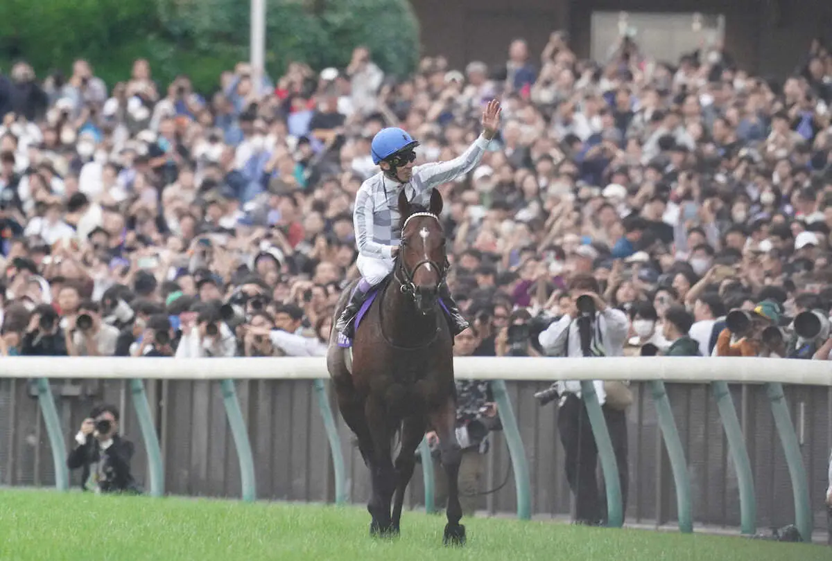 ＜東京11R　天皇賞・秋＞ウイニングランでファンに手を振るドウデュースの武豊（撮影・村上　大輔）