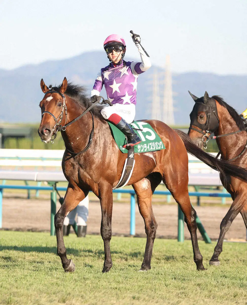 ＜京都11R・みやこS＞レースを制したサンライズジパングと馬上でガッツポーズの鮫島克駿騎手（撮影・亀井　直樹）