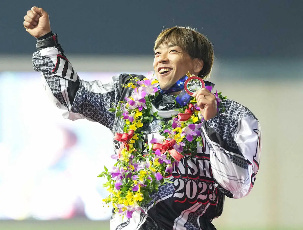 昨年のスーパースター王座決定戦を優勝し、メダルを手にガッツポーズする青山周平