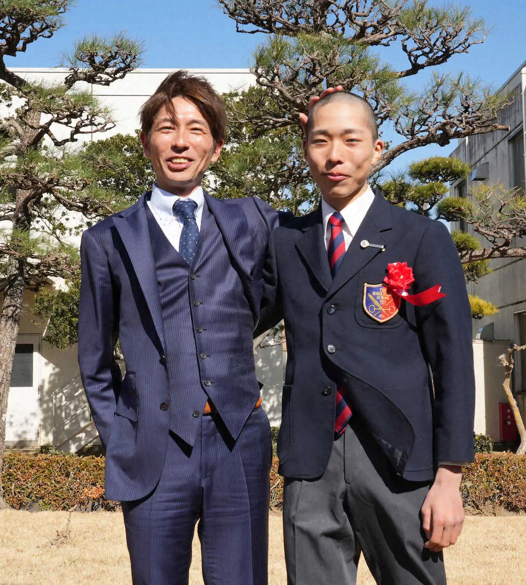 ＜JRA競馬学校騎手課程第41期生卒業式＞長男・和田陽希（右）の頭を撫でる和田竜二騎手（撮影・郡司　修）