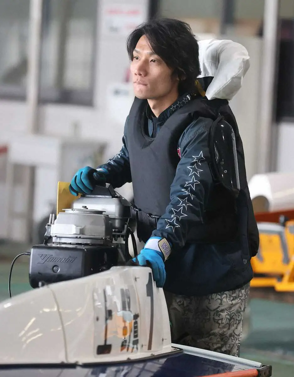 さっそく本体整備に汗を流した上野真之介（撮影・椎名　航）