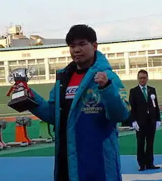 優勝カップを手に笑顔の吉田拓矢