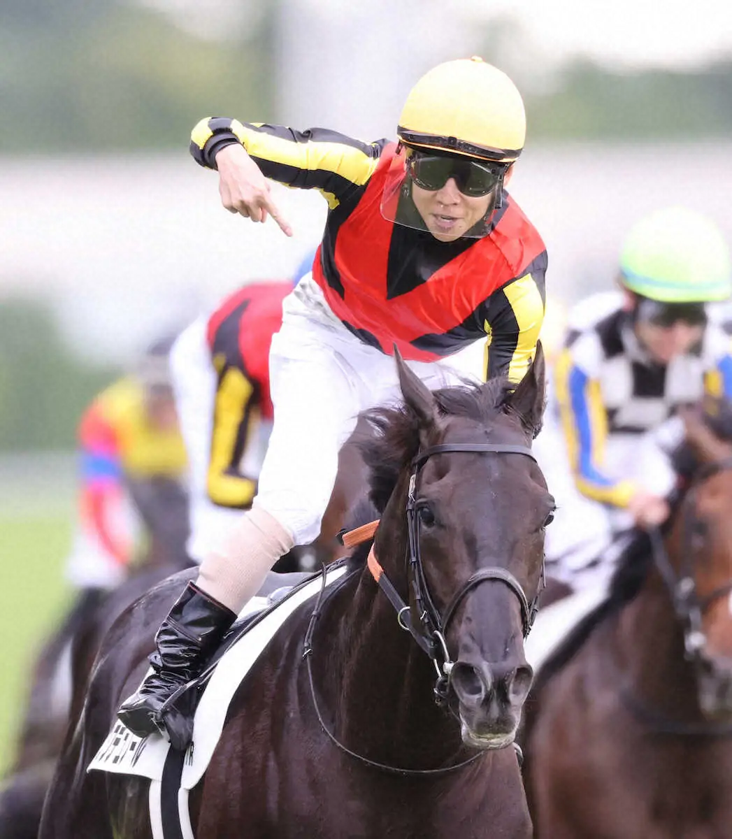 ＜東京11R・日本ダービー＞レースを制したクロワデュノールの北村友は愛馬を指さす（撮影・村上　大輔）