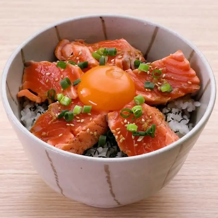 
                            香ばしく焼いたあぶりサーモンが食欲をそそる丼レシピをご紹介！わさびとごま油を使うことで、風味豊かな一品に仕上げました。ピリ辛好きの方はわさびの量を増やしてもおいしくいただけます♪
                        