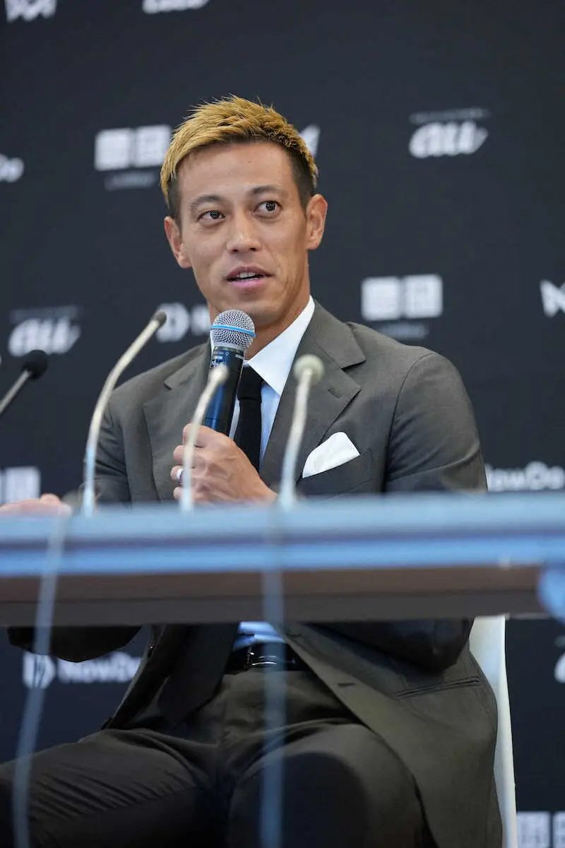 ＜サッカー本田圭佑U―10新大会設立会見＞記者会見に臨む本田（撮影・木村　揚輔）