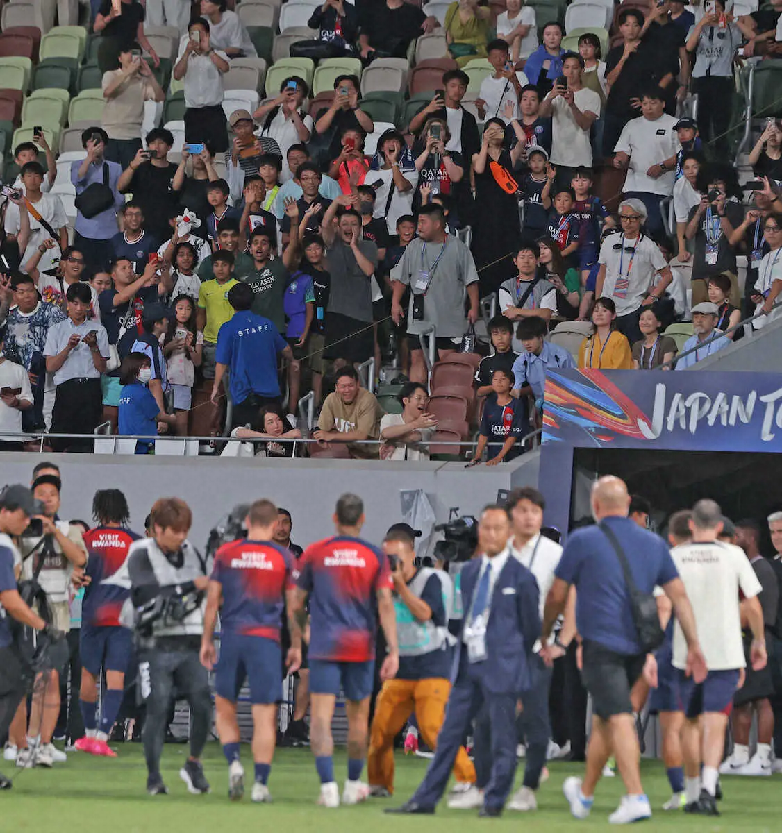 ＜パリSG・インテル＞試合後、パリSG・ネイマール（中）に声援をおくる観客（撮影・西海健太郎）