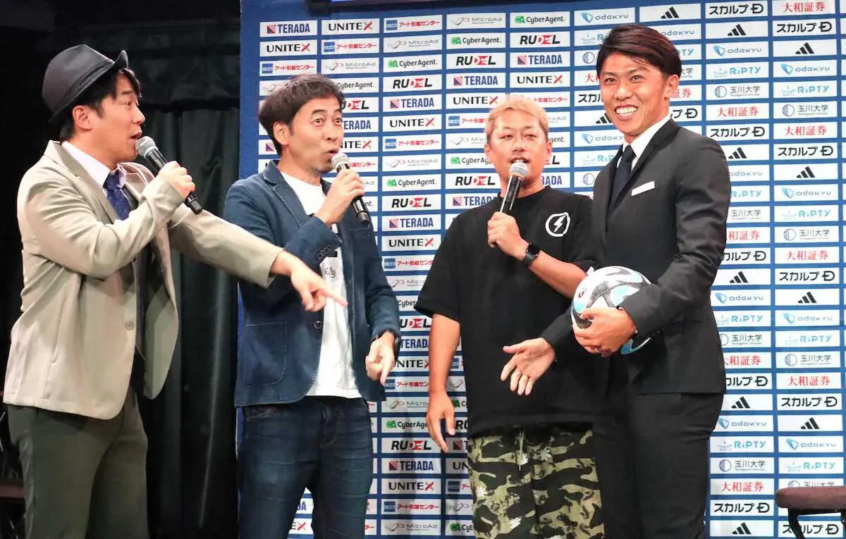 J2町田DF太田宏介（右）の引退会見に駆けつけた（左から）ペナルティのヒデ、ワッキー、ライセンス・井本貴史