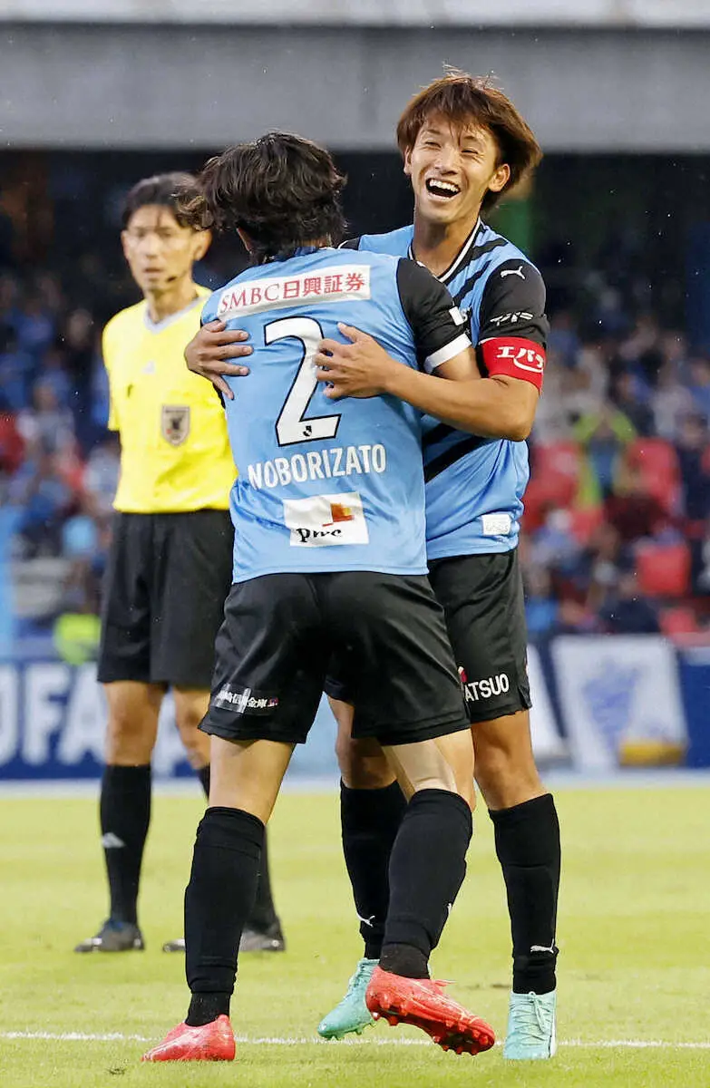 後半、チーム2点目のゴールを決め、登里（手前）と抱き合って喜ぶ川崎F・橘田