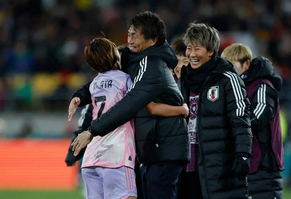 喜ぶなでしこジャパンの池田監督（中央）（ロイター）