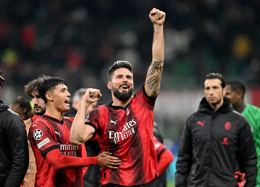 ＜欧州CL1次リーグ第4節＞本拠でパリSGに勝利し、ガッツポーズするACミランFWジルー（中央）（ロイター）