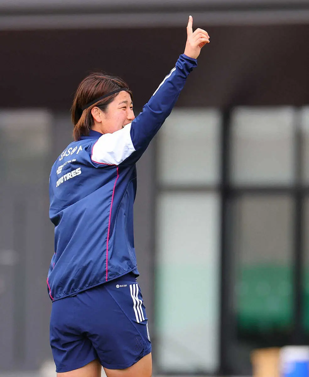 ＜なでしこジャパン合宿＞フリーキックの練習でゴールを決め喜ぶ高橋（撮影・光山　貴大）