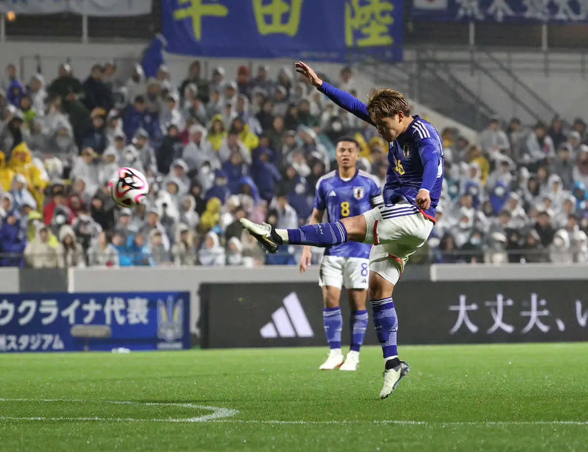 ＜U－23日本代表・U－23ウクライナ代表＞前半、松木が左足でダイレクトボレーを放つもゴールならず（撮影・小海途　良幹）
