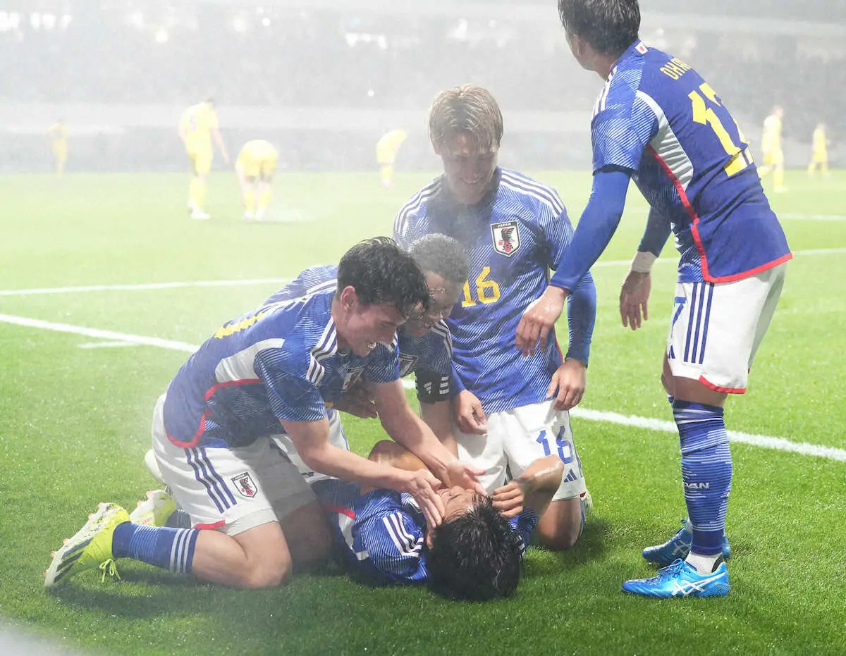 U－23親善試合＜日本・ウクライナ＞後半、ゴールを決めた田中（下）は手荒い祝福を受ける（撮影・岡田　丈靖）
