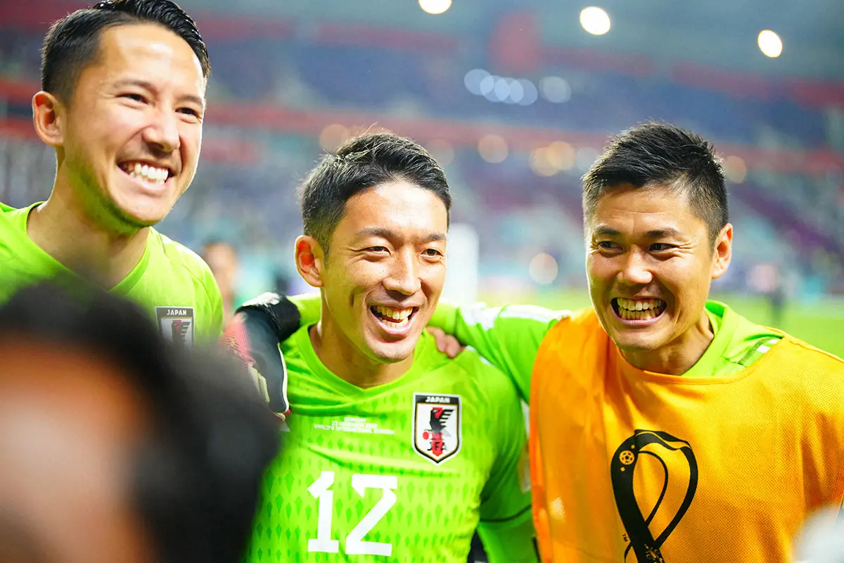 2022年11月、カタールW杯ドイツ戦後に、笑顔を見せる（左から）シュミット、権田、川島