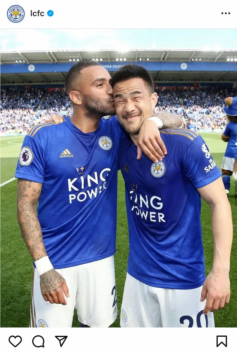 レスター時代の岡崎（右）レスターのインスタグラム（＠lcfc）から