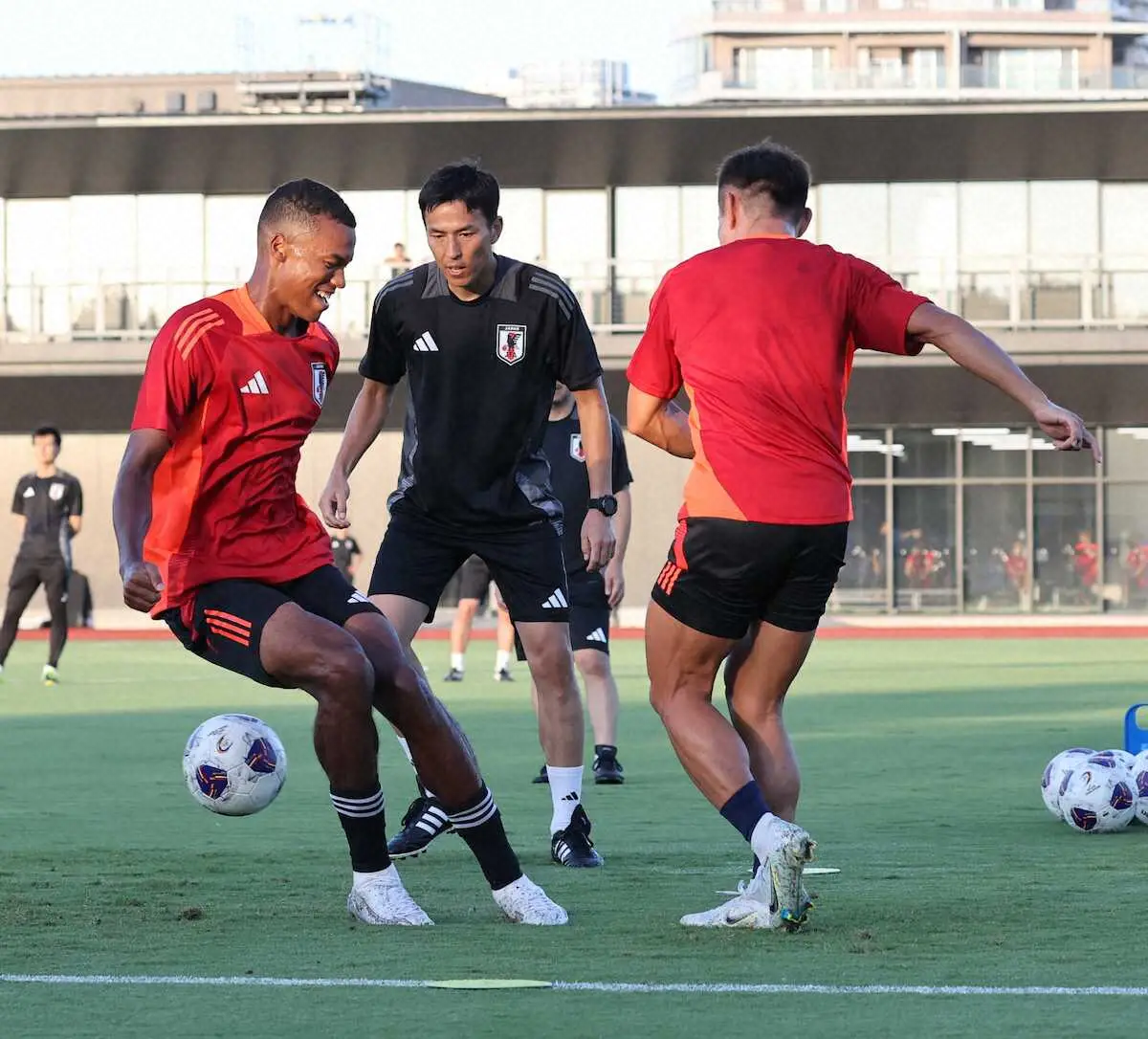 ＜サッカー日本代表練習＞練習に臨む長谷部コーチと望月（撮影・西海健太郎）