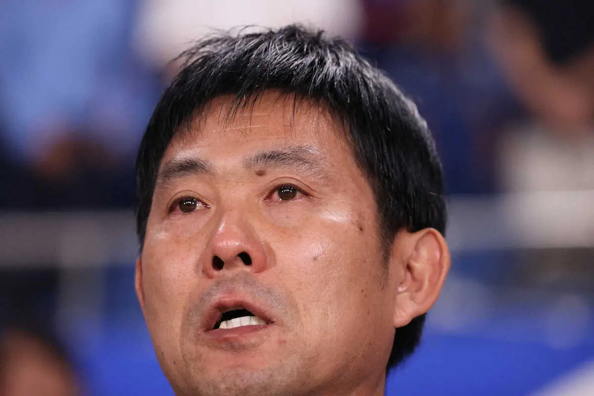 国歌斉唱し感極まる森保監督