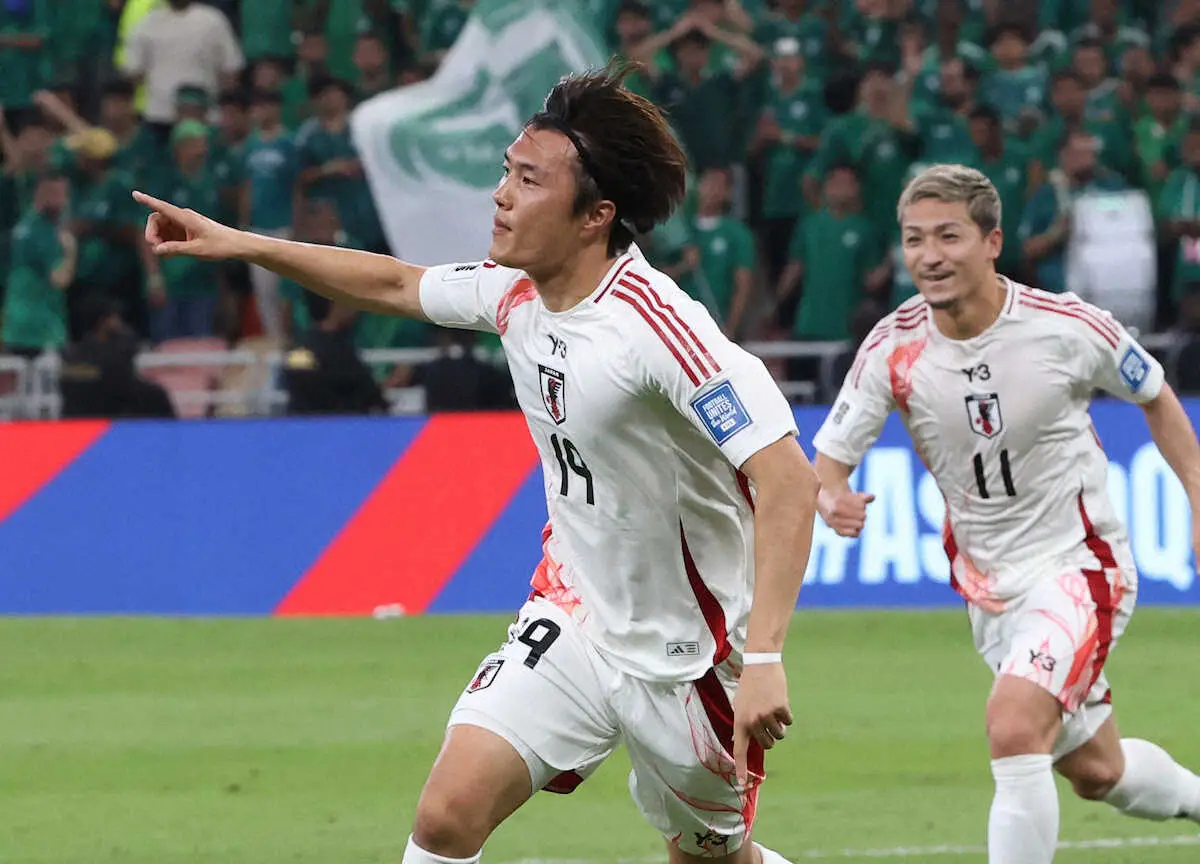 ＜サウジアラビア・日本＞後半、ゴールを決めた小川（左）はサウジアラビアサポーターの前で喜ぶ（撮影・西海健太郎）